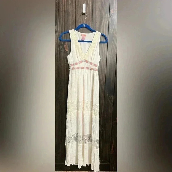 Flying Tomato Dresses & Skirts - Flying Tomato Cream‎ Empire Embroidered Waist Maxi Dress W/Lace
